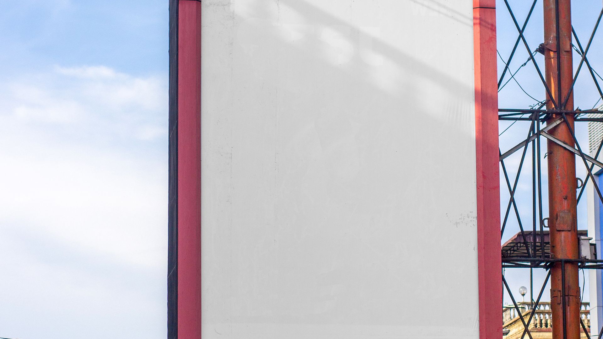 Großformatige Billboard-Werbefläche an einer Straße